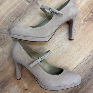 Naturalizer Talissa Mary Jane light creme brûlée beige suede pumps, size 9 wide
